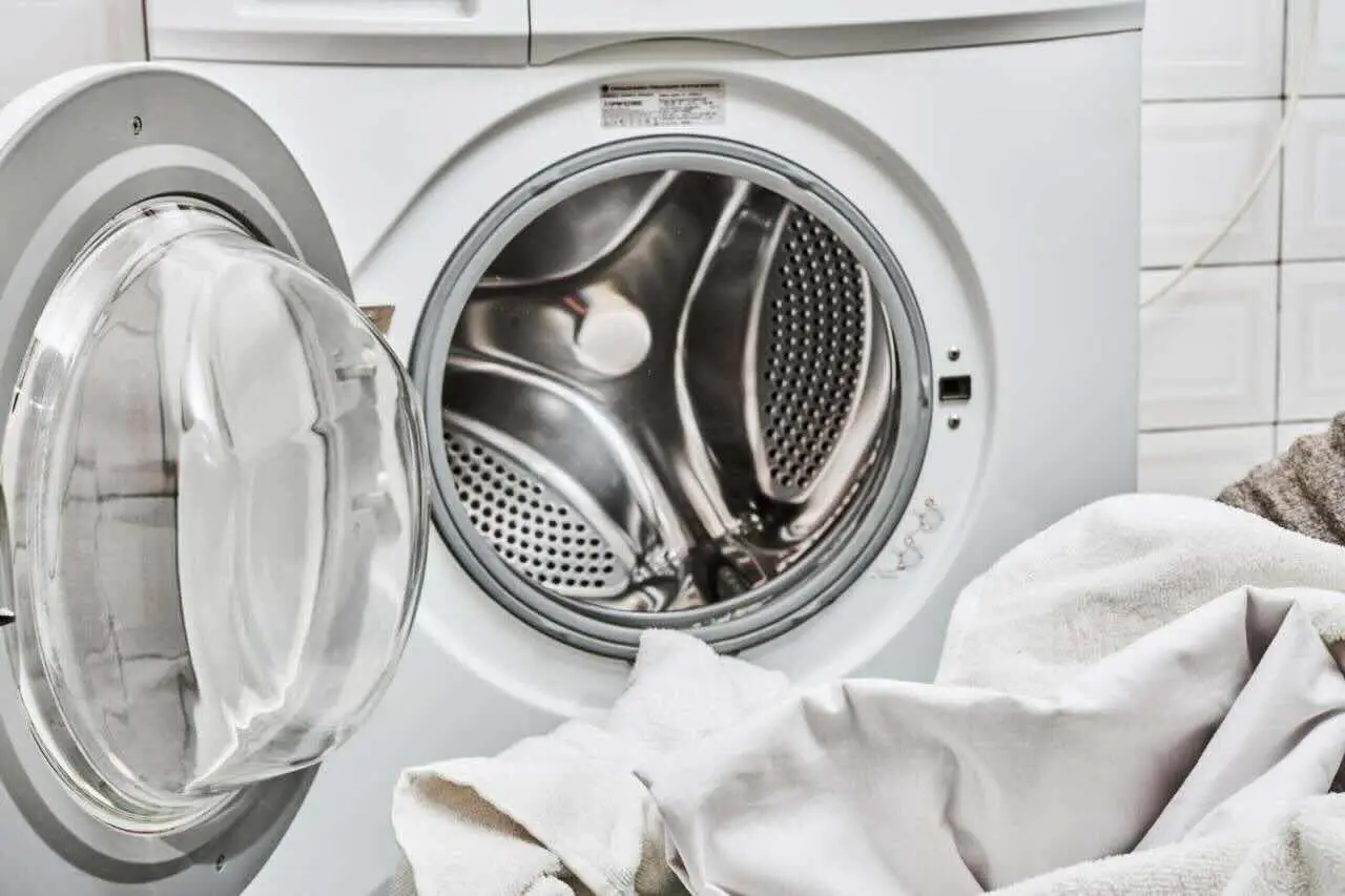 Lavare le tende in lavatrice: ecco a quale programma impostarla Lavare le tende in lavatrice: ecco a quale programma impostarla