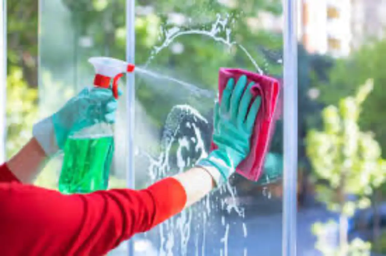 Come pulire i vetri senza aloni: l’ingrediente segreto che tutti abbiamo in casa Come pulire i vetri senza aloni: l’ingrediente segreto che tutti abbiamo in casa