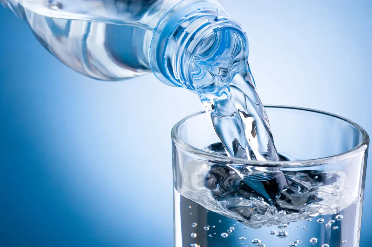 Acqua frizzante a tavola: fa bene o gonfia la pancia? Ecco cosa dice un esperto Acqua frizzante a tavola: fa bene o gonfia la pancia? Ecco cosa dice un esperto