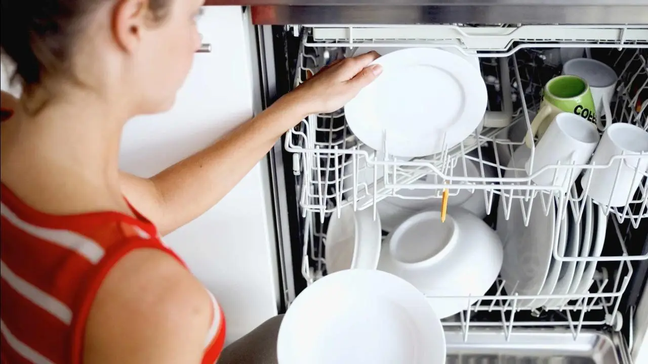 Allerta lavastoviglie: ecco cinque cose da non mettere mai dentro Allerta lavastoviglie: ecco cinque cose da non mettere mai dentro