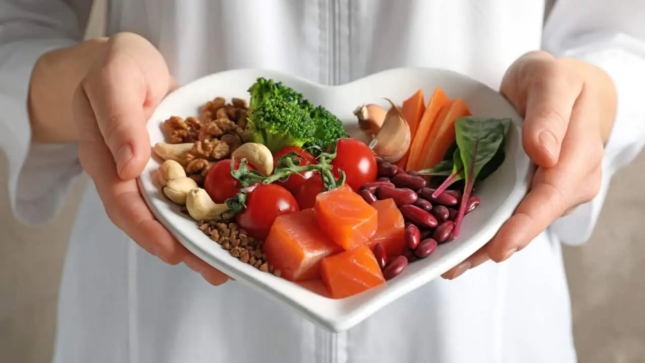 Come abbassare il colesterolo senza farmaci: la dieta che funziona davvero Come abbassare il colesterolo senza farmaci: la dieta che funziona davvero
