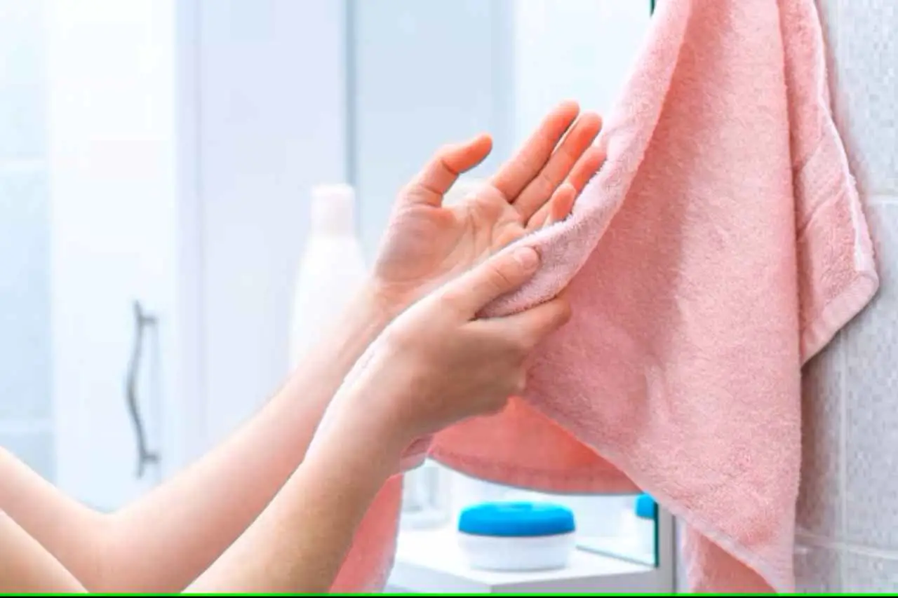 Stirare senza ferro: il metodo che elimina le pieghe in pochi minuti Stirare senza ferro: il metodo che elimina le pieghe in pochi minuti