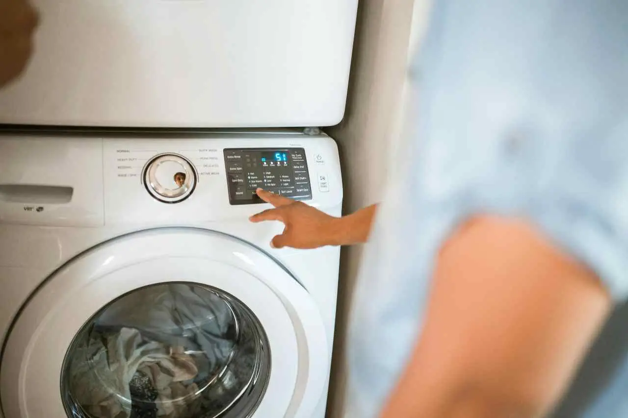 Lavare le tende in lavatrice: ecco a quale programma impostarla Lavare le tende in lavatrice: ecco a quale programma impostarla
