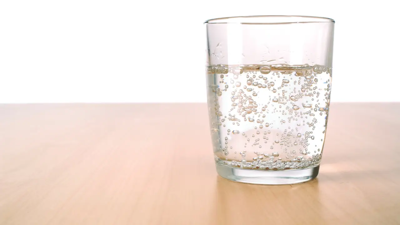 Acqua frizzante a tavola: fa bene o gonfia la pancia? Ecco cosa dice un esperto Acqua frizzante a tavola: fa bene o gonfia la pancia? Ecco cosa dice un esperto