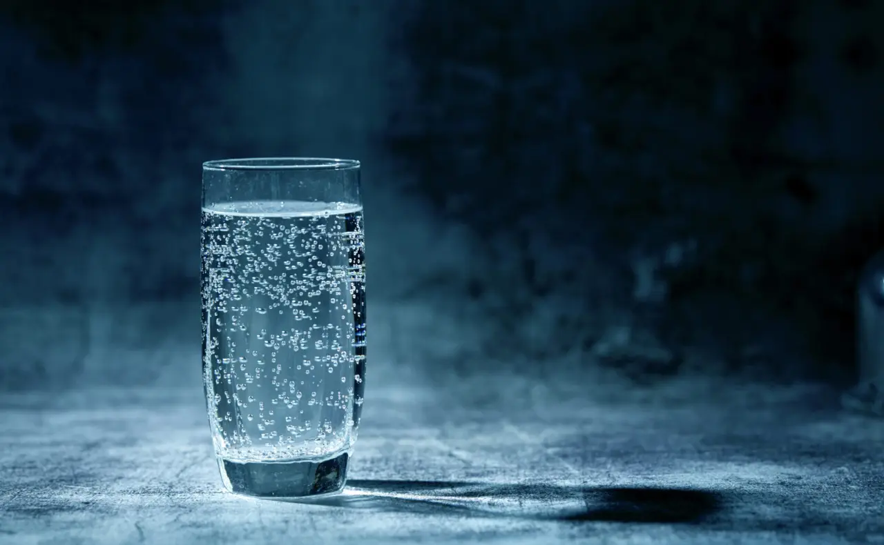 Acqua frizzante a tavola: fa bene o gonfia la pancia? Ecco cosa dice un esperto Acqua frizzante a tavola: fa bene o gonfia la pancia? Ecco cosa dice un esperto