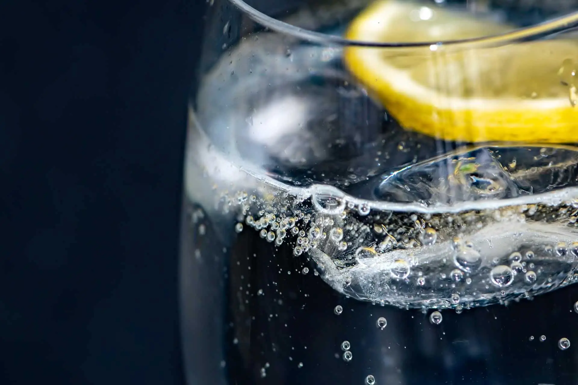 Acqua frizzante a tavola: fa bene o gonfia la pancia? Ecco cosa dice un esperto Acqua frizzante a tavola: fa bene o gonfia la pancia? Ecco cosa dice un esperto