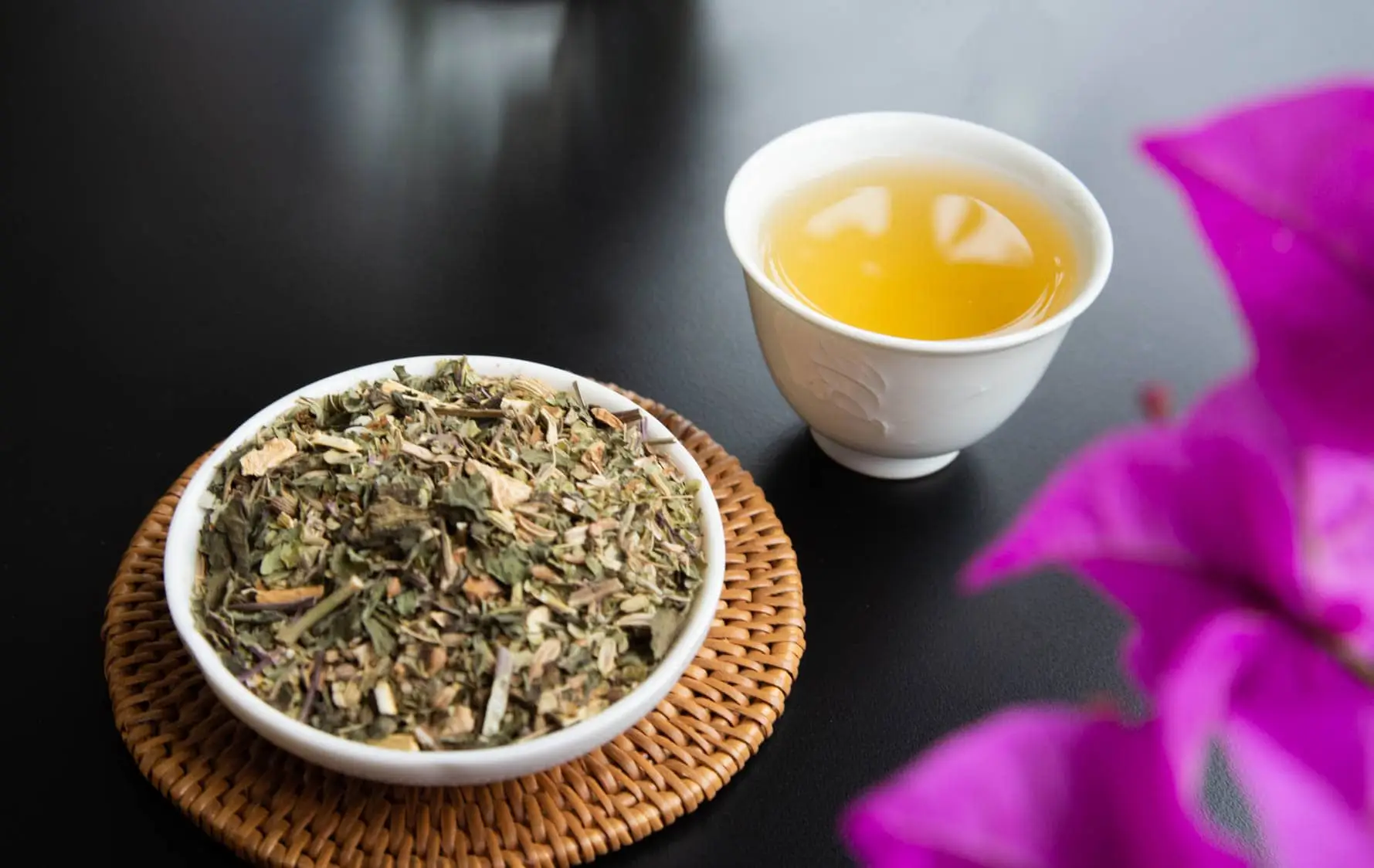Tisane rinfrescanti con erbe mediterranee: scopri il segreto per depurare il fegato Tisane rinfrescanti con erbe mediterranee: scopri il segreto per depurare il fegato