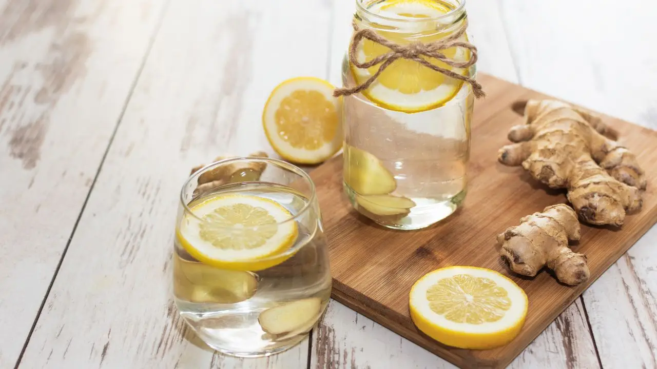 Acqua aromatizzata con limone e zenzero: benefici reali per la salute epatica Acqua aromatizzata con limone e zenzero: benefici reali per la salute epatica
