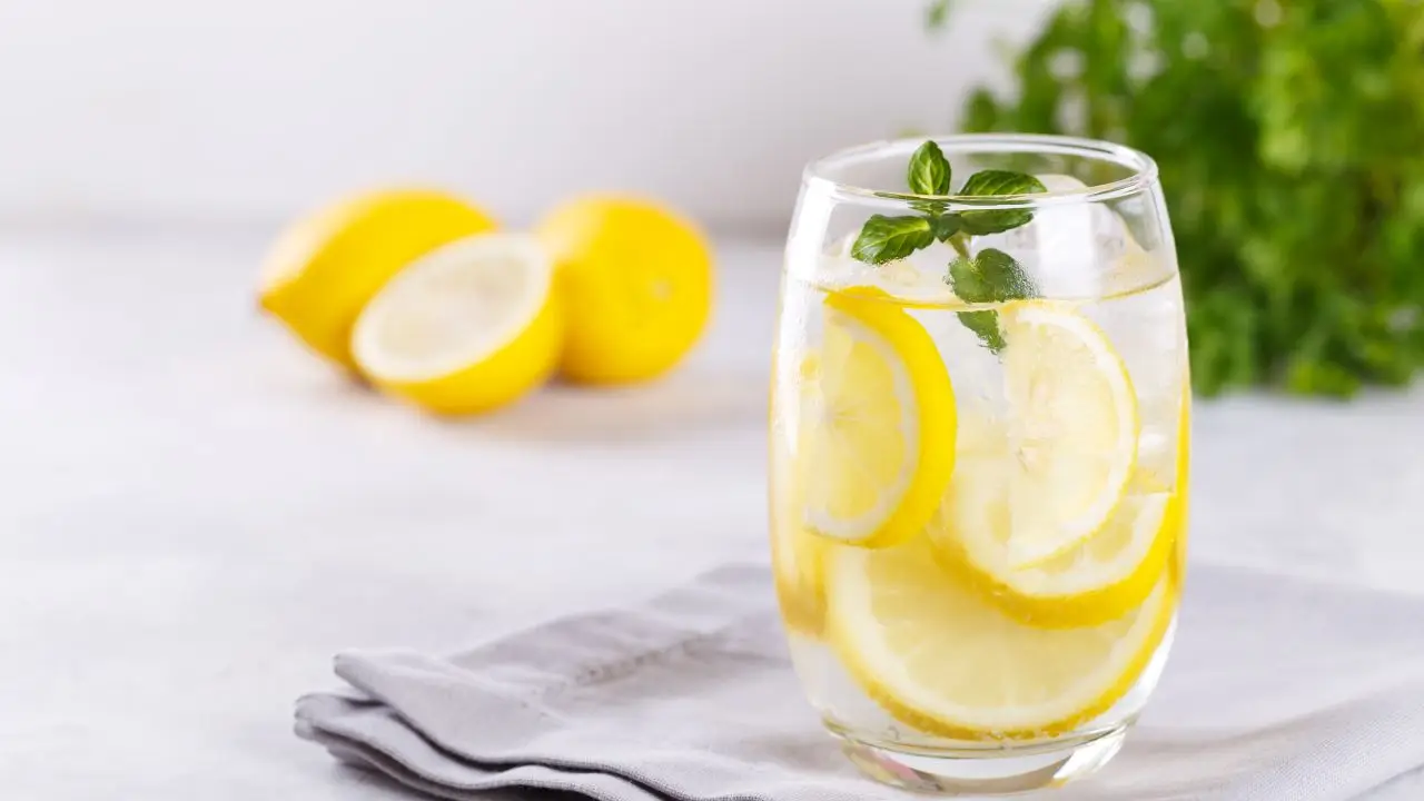 Acqua aromatizzata con limone e zenzero: benefici reali per la salute epatica Acqua aromatizzata con limone e zenzero: benefici reali per la salute epatica