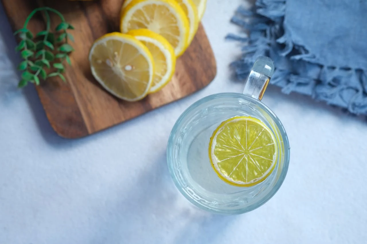 Acqua aromatizzata con limone e zenzero: benefici reali per la salute epatica Acqua aromatizzata con limone e zenzero: benefici reali per la salute epatica