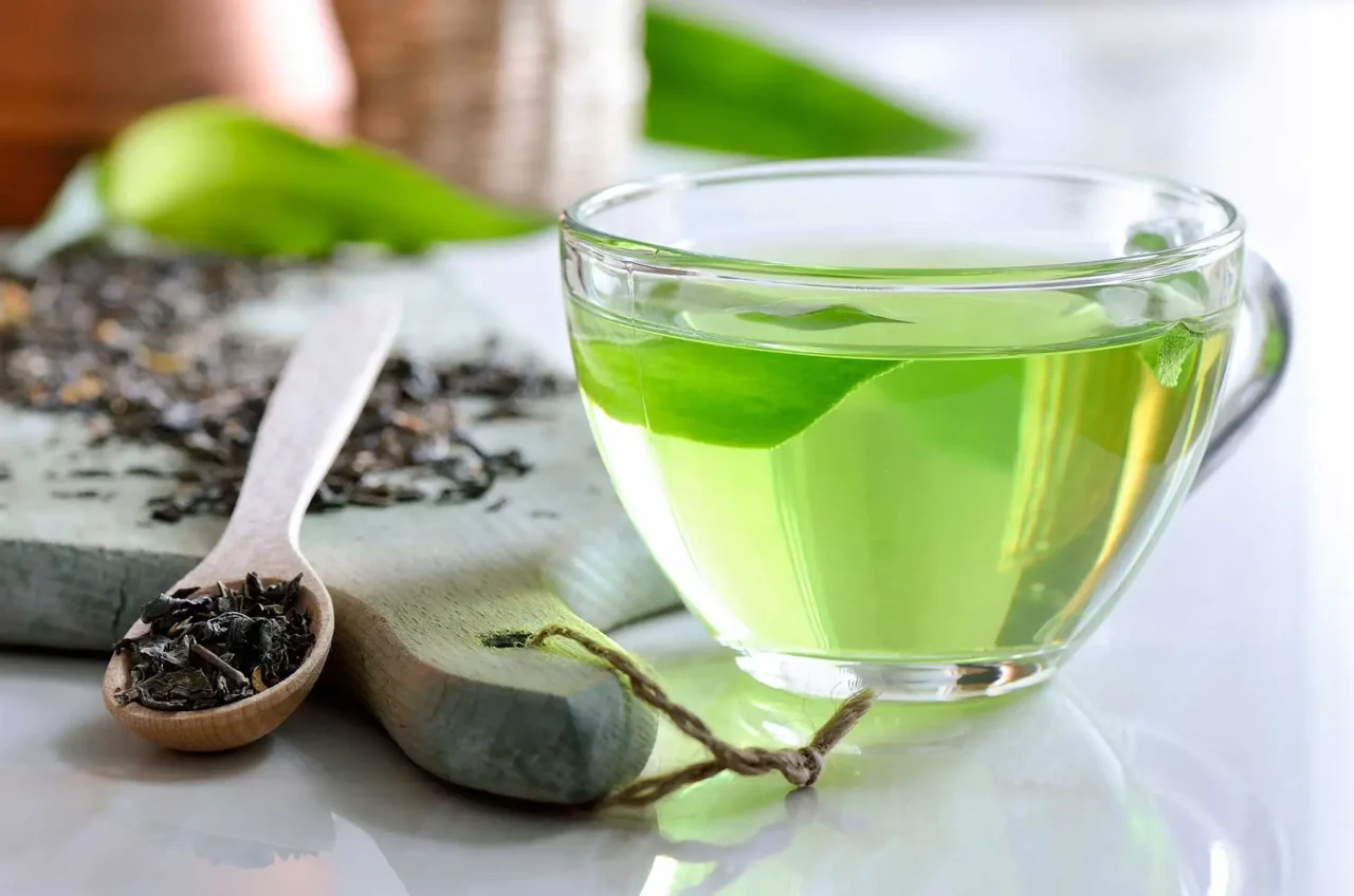Tè verde freddo: proprietà e ricetta per sostenere il fegato nei mesi più caldi Tè verde freddo: proprietà e ricetta per sostenere il fegato nei mesi più caldi