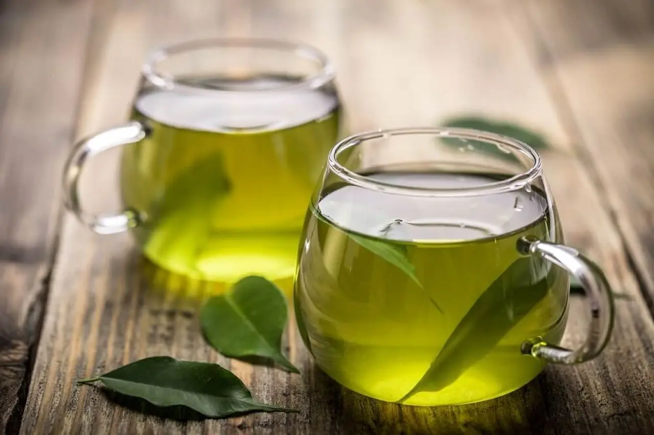 Tè verde freddo: proprietà e ricetta per sostenere il fegato nei mesi più caldi Tè verde freddo: proprietà e ricetta per sostenere il fegato nei mesi più caldi